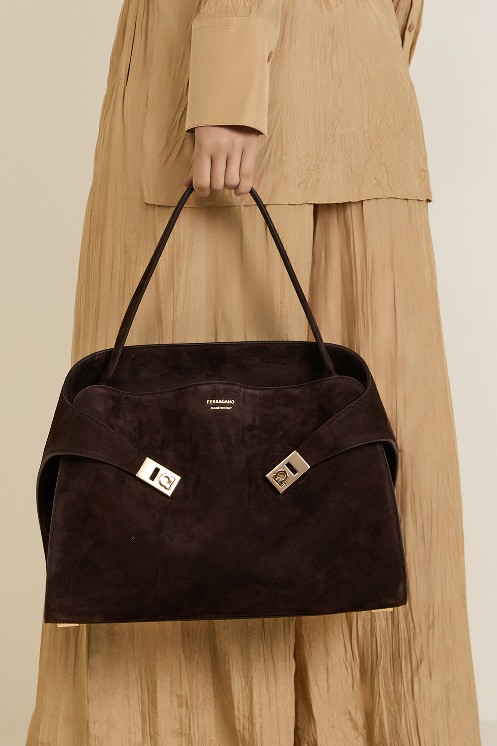 תמונת כל הלוק של תיק כתף הג